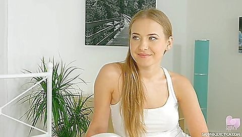 Tonigh spuzza and dildo up with her friend