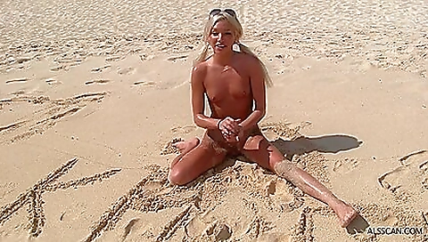 Super sexy brunette lesbian girls licking pussy