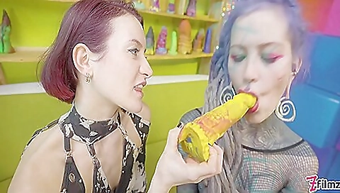 Madynightee bulbouse fucking with a toy